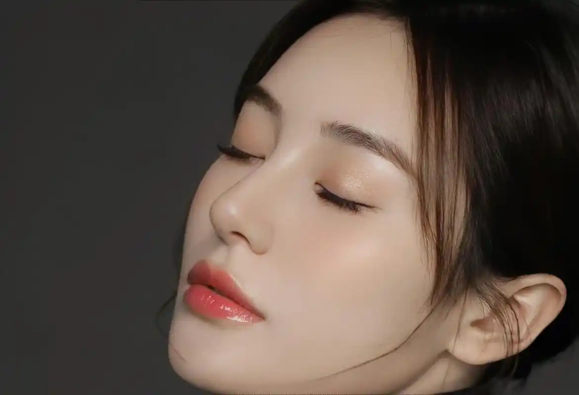 直鼻通常被认为是一种美丽的面部特征,许多人都希望拥有直鼻.