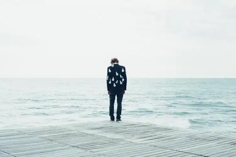 1一个人失望心凉在海边的图片,高清图片,壁纸-桌面城市