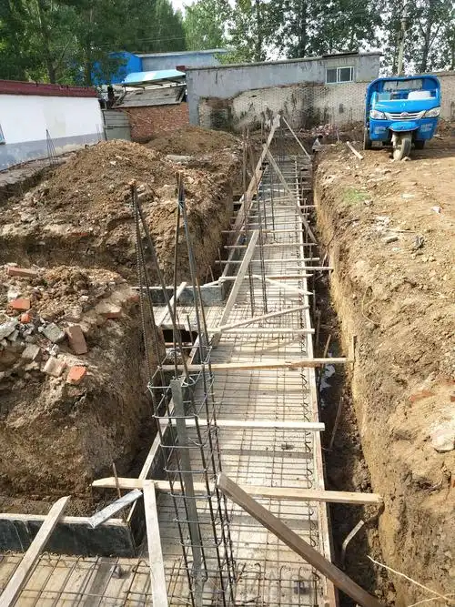 汉冢竹园小学教学楼项目,基础条基底板钢筋绑扎完成及绑扎构造柱钢筋