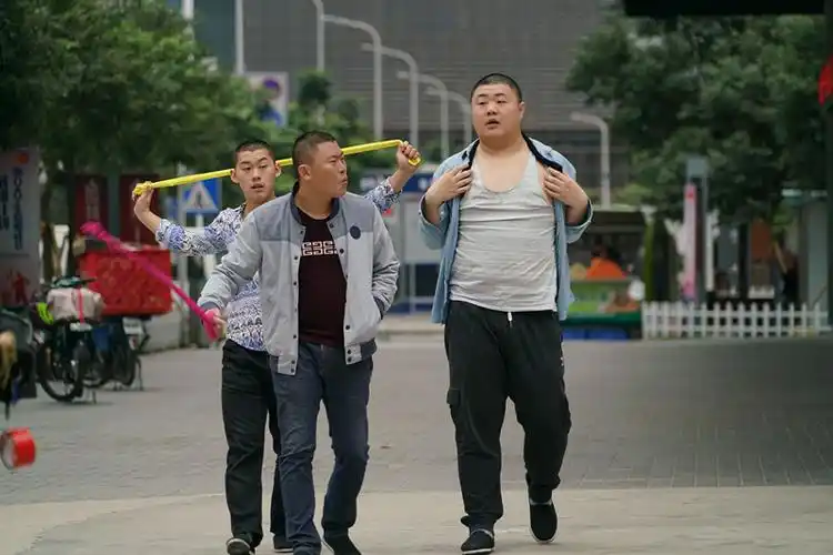 该片沿用了《四平青年》系列影视作品的一众原班人马,延续一直以来特