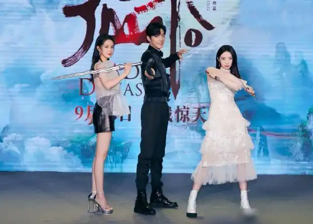 李沁身材无敌了穿水母装配超短裙合影肖战腿长一点都不输