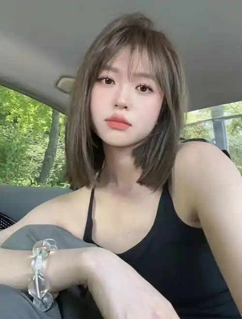 洋气减龄!2023秋流行的6款中短发,超显脸小提气质_头发_发型_刘海