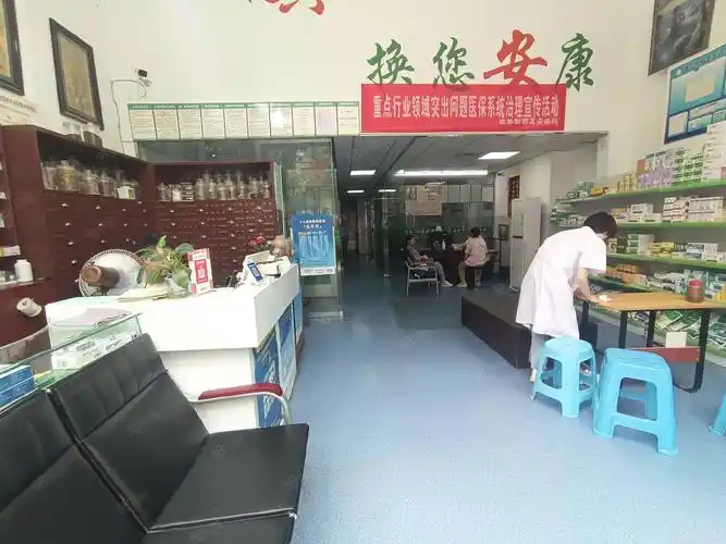 【10图】小区大门口诊所铺子,已做好2层,使用面积300平,年租18万,成都