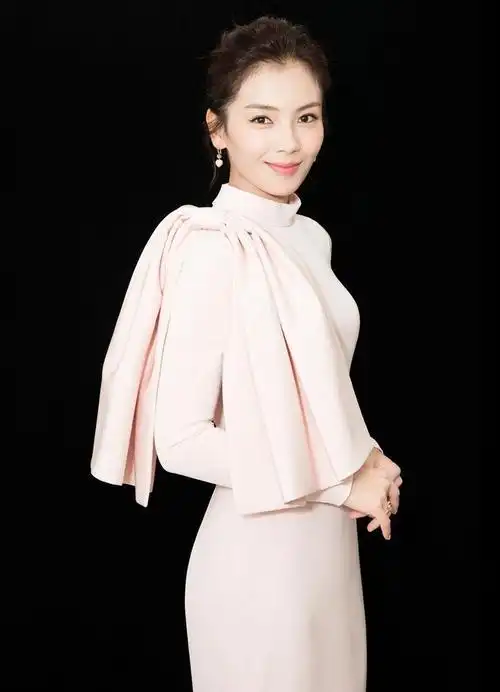 组图:刘涛白色长裙端庄优雅 大气压场似晚会主持人