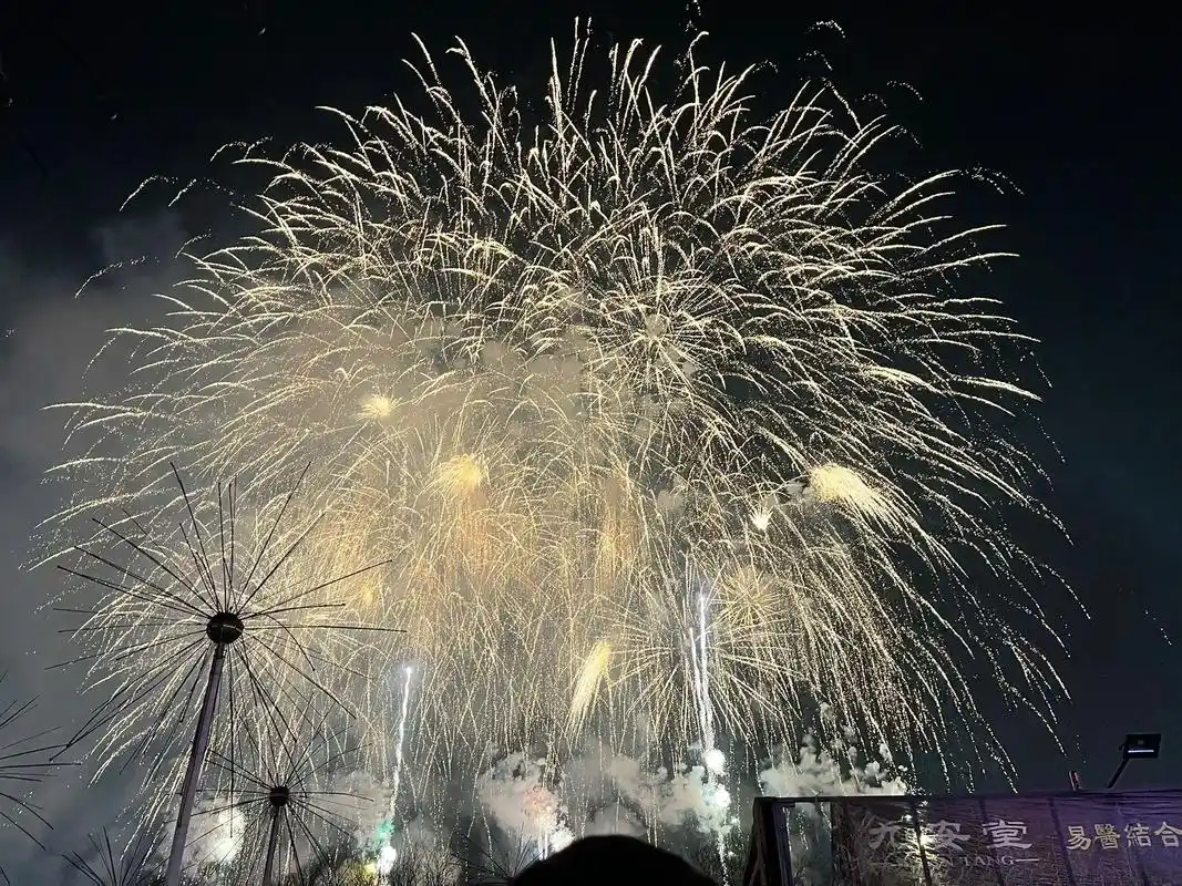 烟花炫亮一座城,赤峰元宵焰火晚会圆满绽放.烟花秀,实况照片合 - 抖音