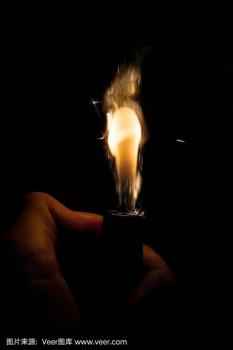 近距离观察真正的火花从打火机在黑暗的黑色背景