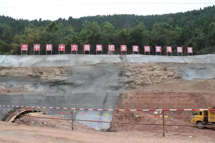 8帅家湾隧道洞口边仰坡施工(王鹏摄).jpg