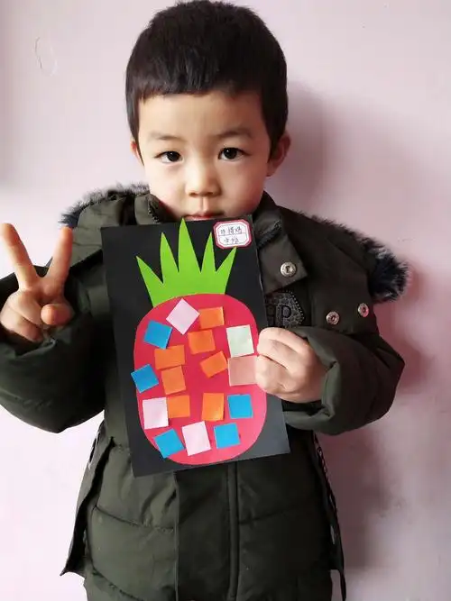 手工制作:粘贴画《菠萝》