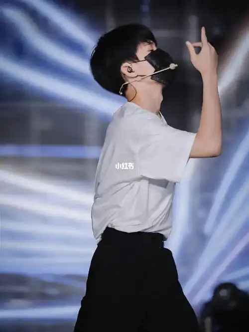 知道你不是我一人独有的花 但途经你的绽放 我不胜荣幸#张真源