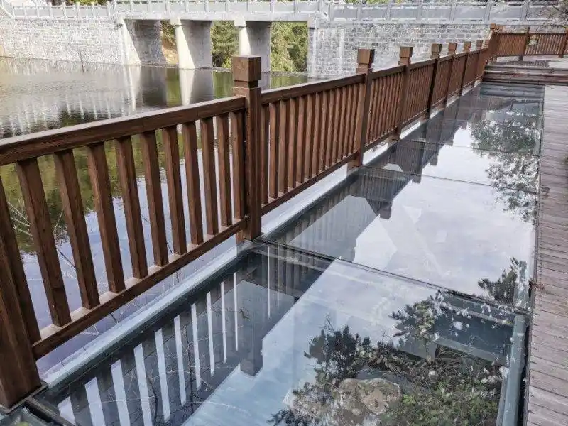 5日上午9点半,齐鲁晚报·齐鲁壹点记者从景区停车场出发,顺着玻璃栈道