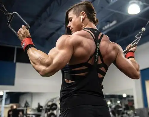 女子肌肉强悍,手臂十分粗壮,分享2个动作