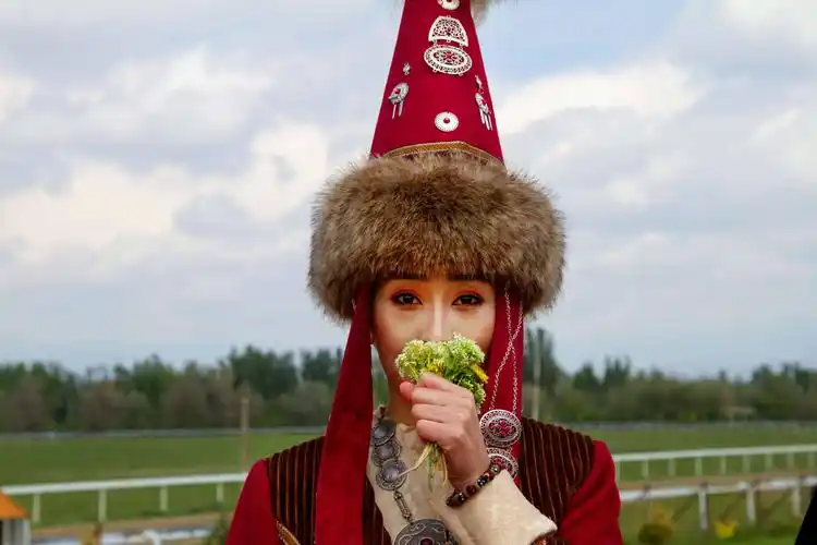 【赛马场上美丽的歌手,哈萨克族柯孜】出品:志君影视文化传媒