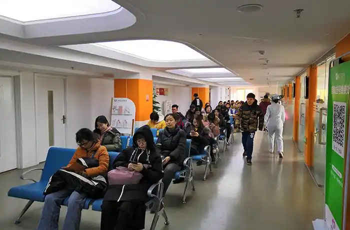 就诊高峰但进然有序的候诊大厅