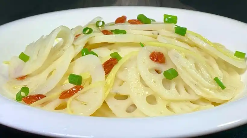 夏天要多吃莲藕,教你清炒莲藕的家常做法,鲜香脆爽,开胃又下饭