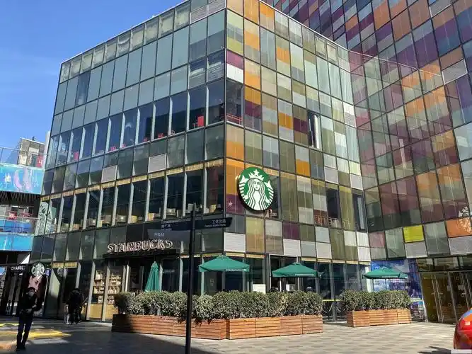 朝阳工体三里屯太古里 独栋星巴克 三面把角 22米全玻璃展示