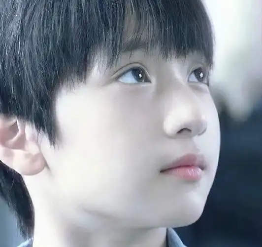 张真源严浩翔童年照##时代少年团珍珠链条造型拍摄花絮