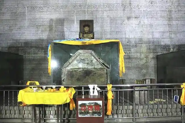 此墓葬皇帝一人,妃子四十七人,墓门敞开,专家持枪进入后关闭