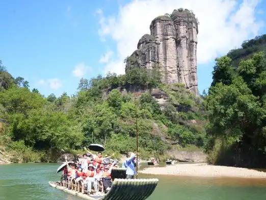 营员体验武夷山竹筏漂流今年的海峡两岸中医药传统文化研习营采用线上