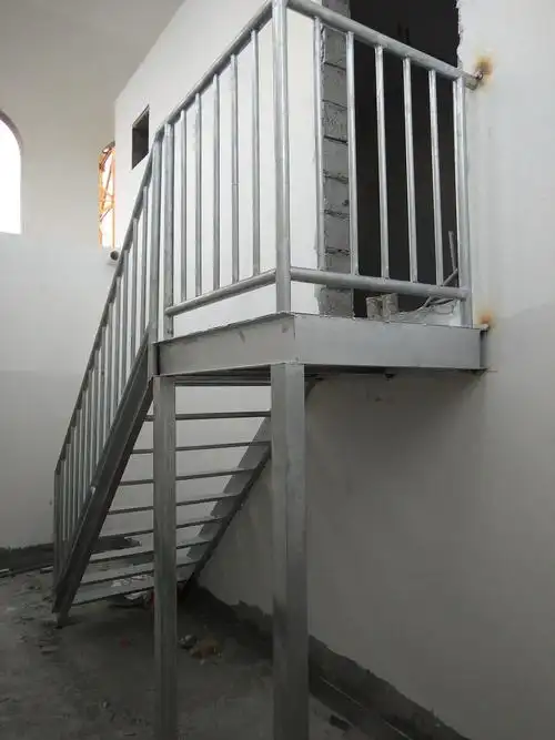 180#楼屋面钢爬梯安装.