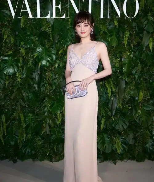 41岁孙俪出席深圳时尚活动半扎头发颜值回春一个细节成功圈粉