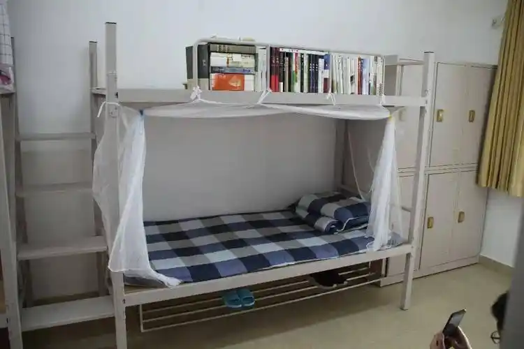 宿舍入口处设置了带人脸识别的门禁系统09广东华侨中学标准人数:一般