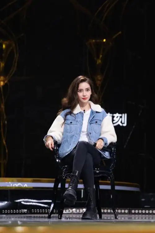 杨颖的冬季穿搭日常又保暖!穿牛仔羊毛羔外套配黑色裤子,好好看