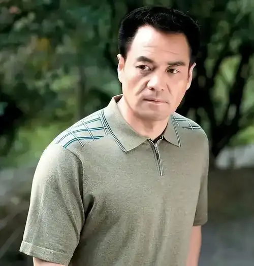 59岁尤智勇:《县委大院》演老干部,曾和许晴恋爱,婚后丁克至今_电视剧