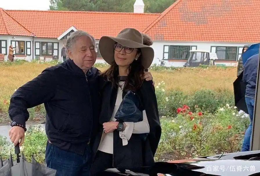 57岁杨紫琼依旧身材姣好,晒出豪车,与现任老公相拥甜蜜满满