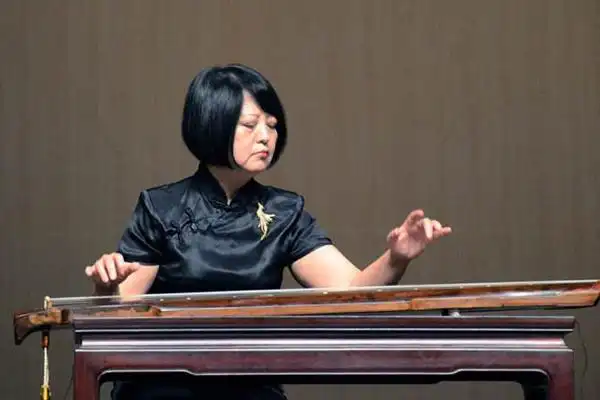 古琴演奏家李凤云