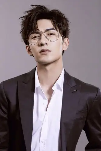 米热新写真上演"眼镜杀" 禁欲斯文魅力尽显