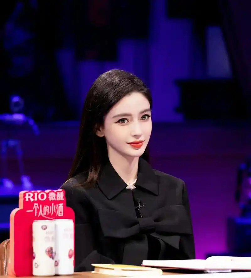 angelababy新造型好美,穿蝴蝶结上衣精致,留黑长直发型优雅!