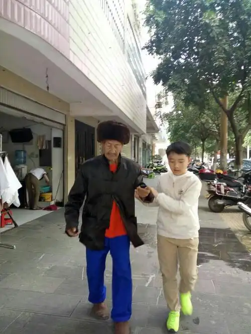 孝敬长辈是中华民族传统美德,这是我在牵老爷爷过马路.