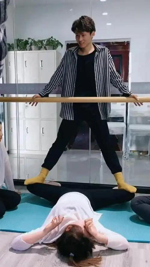 今天给大家分享一个中国式舞蹈课堂,正在给学员踩胯