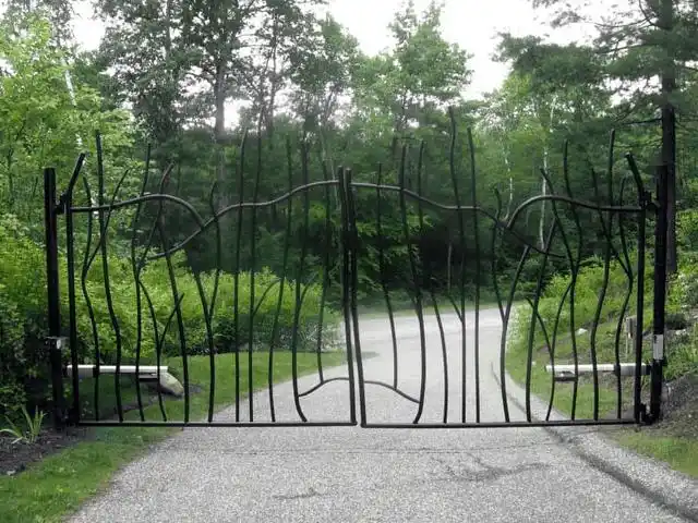 将大自然的中植物的外观作为灵感来源,将农场大门设计成一系列相互