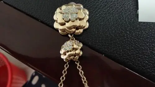 想知道这款foeei foeeie项链国内在卖多少米?