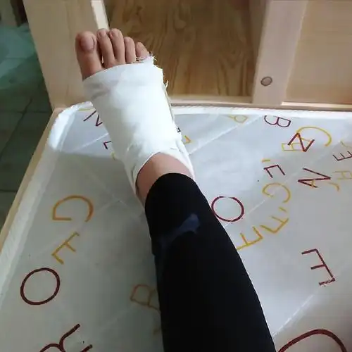 嘻嘻嘻嘻嘻今天原本是想要跑步的～一来脚昨晚崴到了