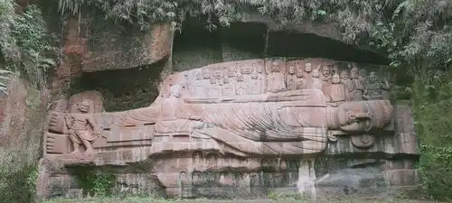 写美篇1960年的乐山大佛,此时,乐山大佛双眼微闭.