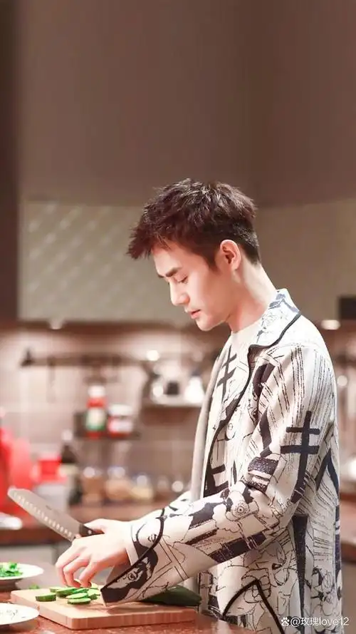 认真扎实拍戏的王凯,岁月沉淀下的澄明优雅