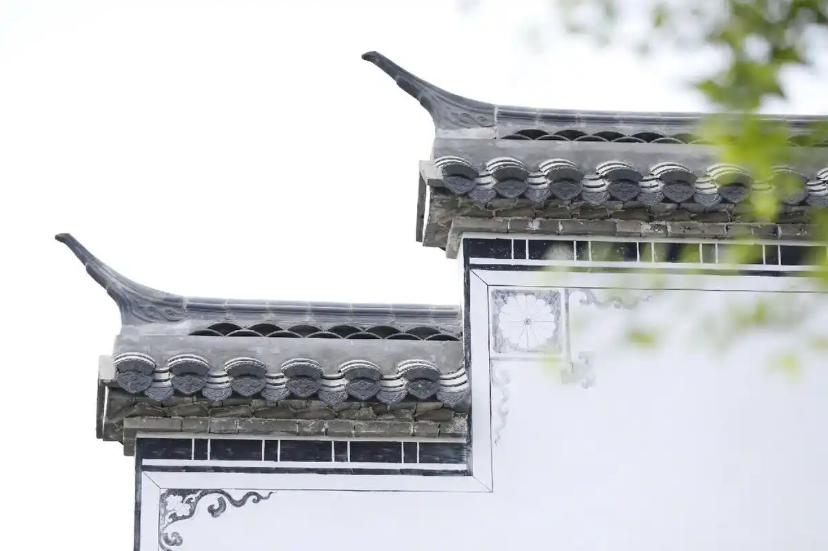 【中国古建筑详解——封火墙】 马头墙又叫封火墙(防火墙),特指高于