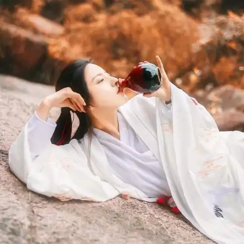 喝酒的古风头像女生动漫