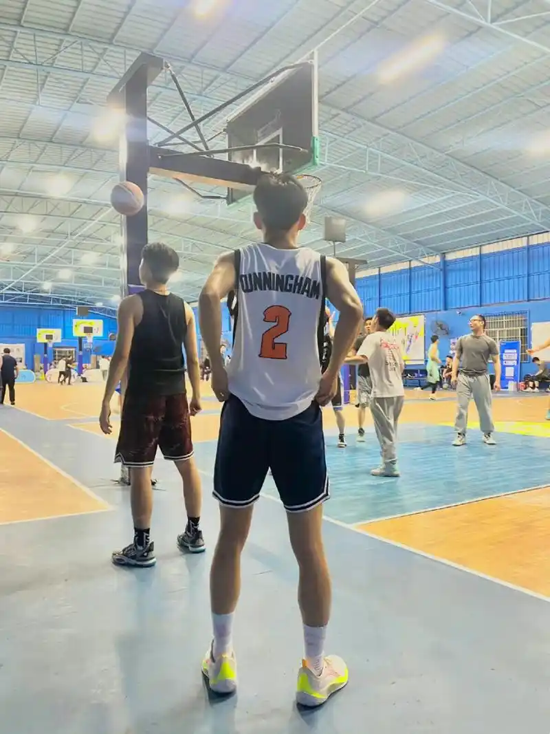 篮球场偷偷拍个兄弟的背影. 越是抓拍越帅.