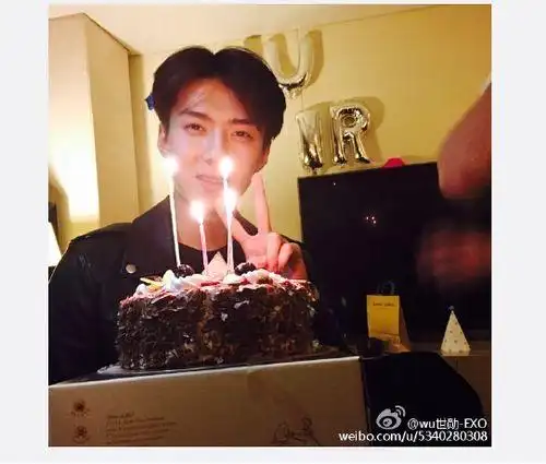 exo世勋晒庆生卖萌照 网友:真的有21了吗?(图)