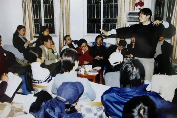 马云旧照:高考落榜三次 曾因丑难找工作(图)