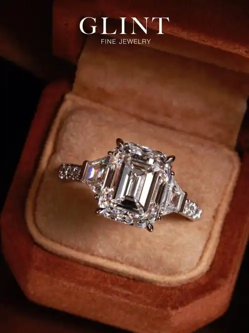 皇室最爱的祖母绿形切割,是所有切割形状中,最能展现钻石通透的琢形!