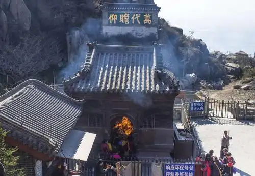 奶奶庙外特辟一个焚烧炉,香火旺盛.