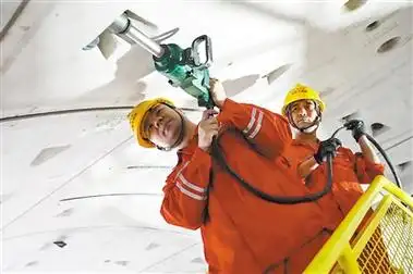 广湛高铁湛江湾海底隧道施工人员发扬工匠精神提升工程质量7551米一个