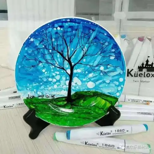 利用马克笔,瓷盘等,绘画晕染出绚丽的盘子画.