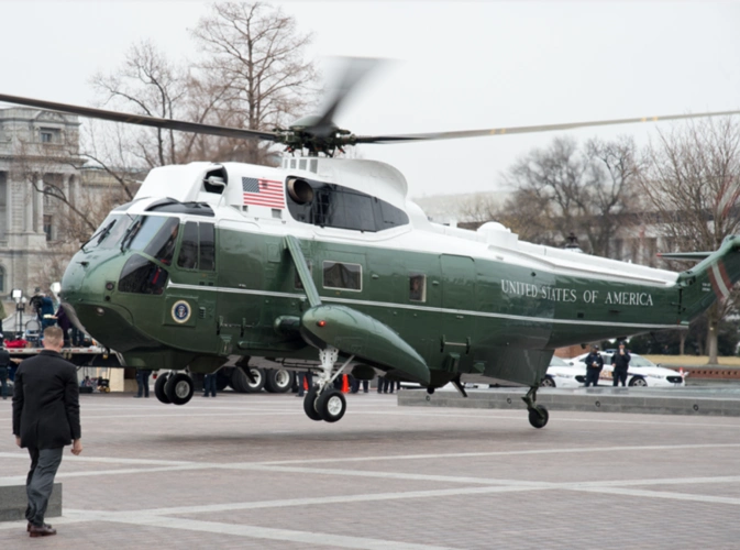 川普所乘飞机(美国总统就职典礼委员会)他的目的地是佛罗里达州的海湖