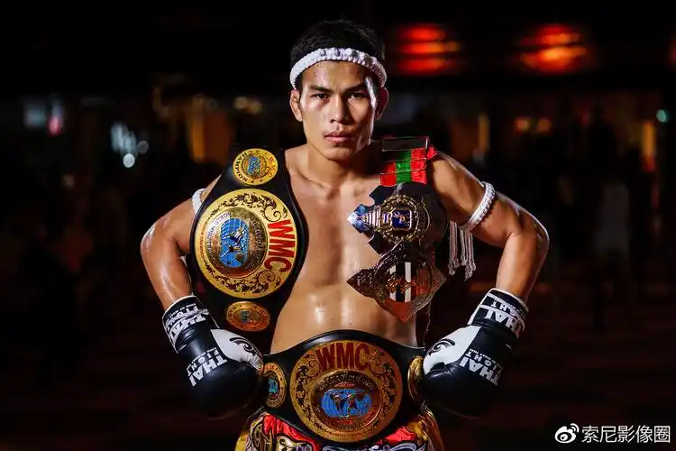 先来介绍本文主角,泰国拳王森萨塔.身高183cm,体重70kg.