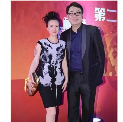 右边是帅哥高亚麟左边是他老婆吗长得也太漂亮了